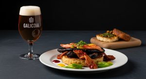 Cervezas artesanales gallegas con ingredientes locales: lúpulo, castaña, algas