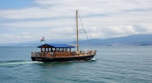 Restaurantes flotantes en las rías: una experiencia gastronómica en el agua