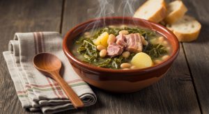 Caldo gallego de berzas: receta casera con sabor de aldea