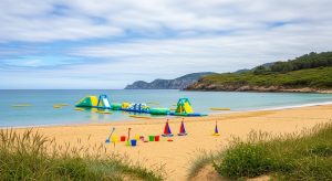 Gymkana acuática y juegos en la playa de Baltar para niños