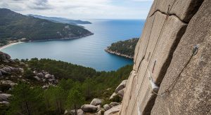Escalada deportiva en las rocas de Monte Louro: vistas a la ría