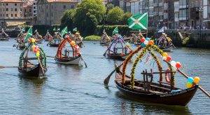 Festa dos Caneiros en Betanzos: romería en barca río Mandeo