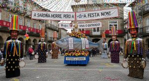 Carnaval de Xinzo de Limia: pantallas, sátira y el entierro del bacalao