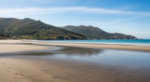 Escapada a la playa de As Furnas en verano: arena negra volcánica