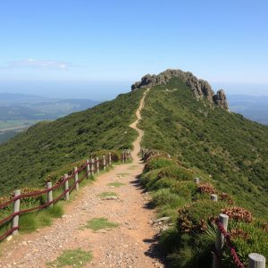 Ruta al Pico Sacro desde Boqueixón: leyendas y vistas