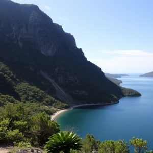 Sendeiro do Lago de Carucedo: encoro e montañas no Courel